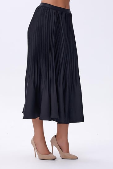 تنورة بليسيه ساتان بلون أسود