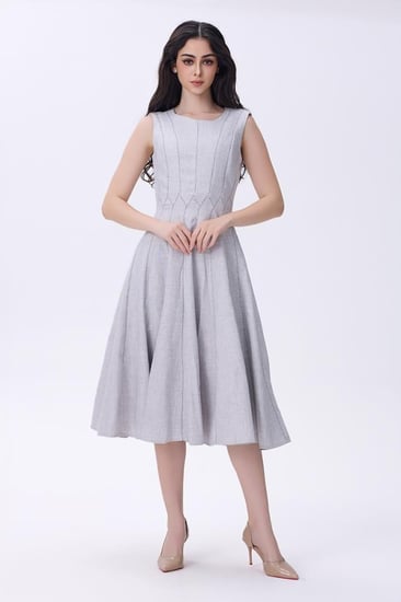 فستان رمادي بدون أكمام بقصة ميدي أنيقة