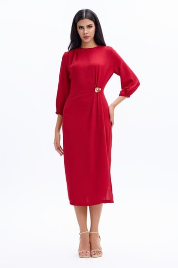 فستان أحمر بإكسسوار ذهبي