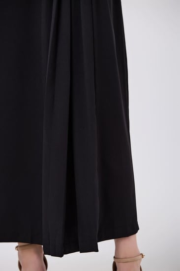 تنورة كريب أسود