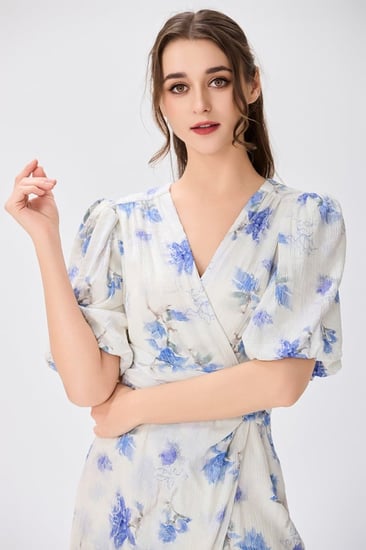 فستان كريب ناعم اوف وايت بنقشة الورد الأزرق