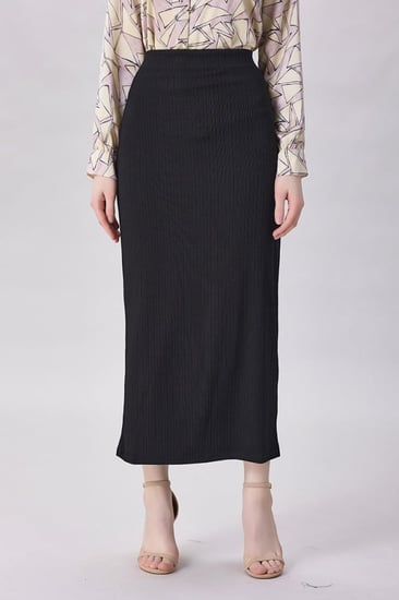 تنورة مقلم اسود ميدي