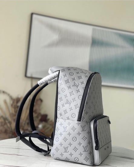 شنطة ظهر  لويس فيتون