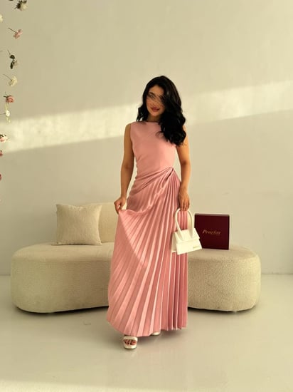 فستان وردي بكسرات جانبيه