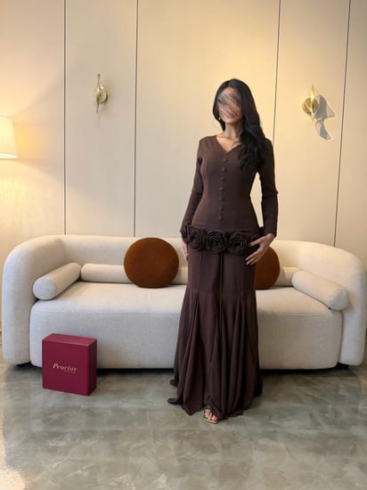 فستان طويل بني بورود بارزة