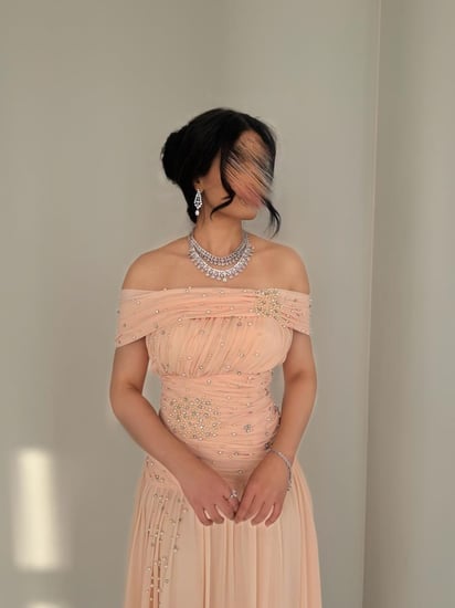 فستان اللؤلؤ الخوخي