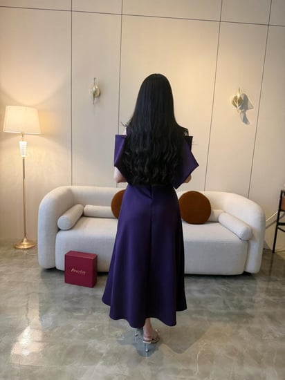 فستان بنفسجي بتفصيل نجمي