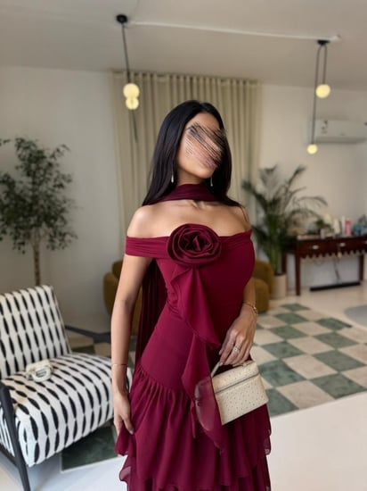 فستان عنّابي أوف شولدر بوردة