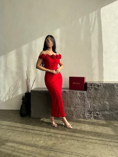 فستان احمر ميدي ورود بالصدر