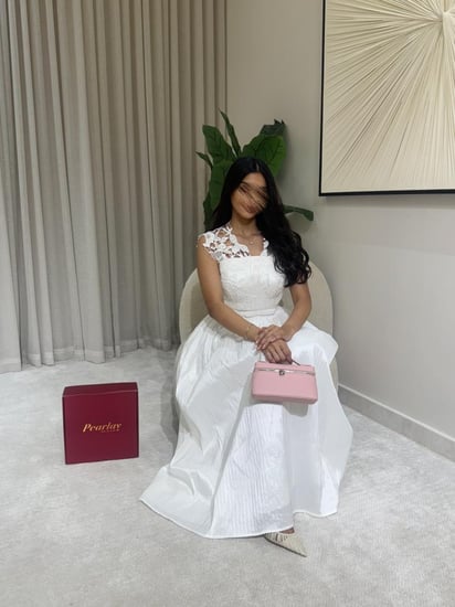 فستان الدانتيل اللؤلؤي