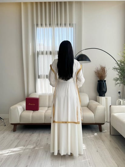 لبس التأسيس أبيض وذهبي