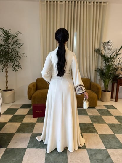 فستان أبيض بأكمام مطرّزة