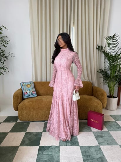 فستان وردي دانتيل طويل