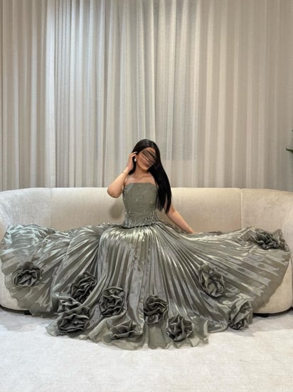 فستان زيتوني كريستالات مع ورود .