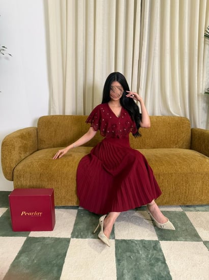 فستان بتطريز عنابي وكسرات جانبية