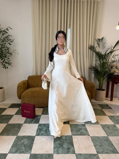 فستان أبيض بأكمام مطرّزة