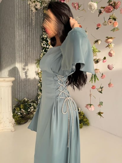 فستان سماوي بربطات بالخصر