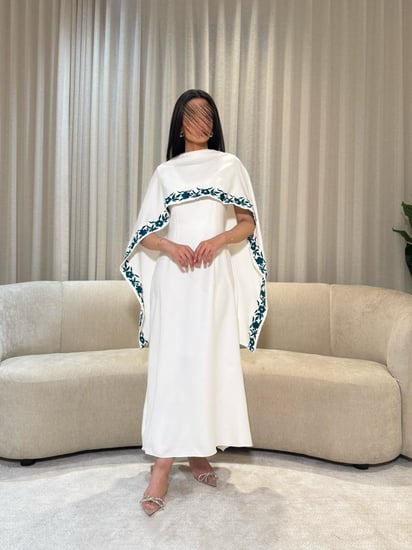 فستان ابيض وتطريز ازرق