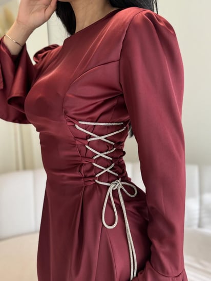 فستان عنابي ناعم بربطات من الخصر