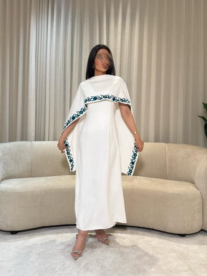 فستان ابيض وتطريز ازرق