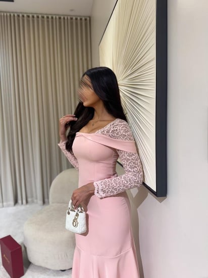 فستان “روز ماربل”  بأكمام دانتيل