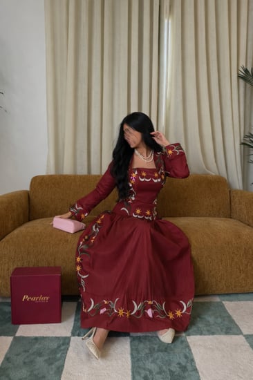 فستان نسمات الربيع المطرز عنابي