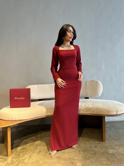 فستان بأكمام مزينه بكريستالات