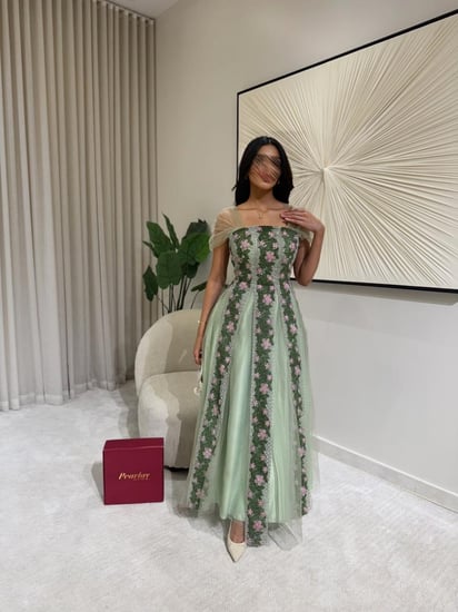 فستان تول مينتي مطرّز بزهور وردية