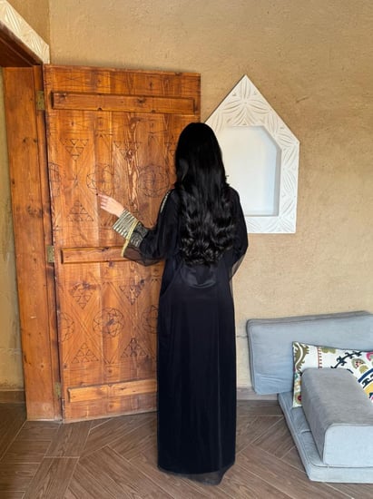 جلابية “مجد التأسيس” المخملية الذهبية