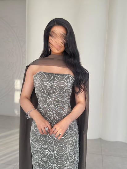 مطرّز بالكريستال مع وشاح شيفون