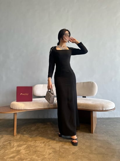 فستان أسود باكمام طويله مرصعه بكريستال