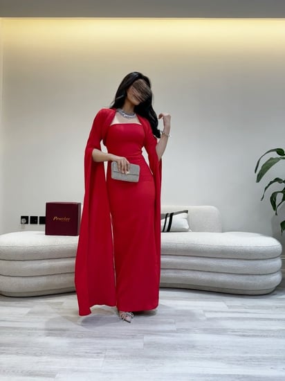 فستان احمر باكمام منفصه وطويله