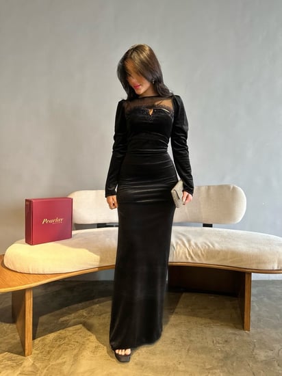 فستان مخمل بأكمام طويله