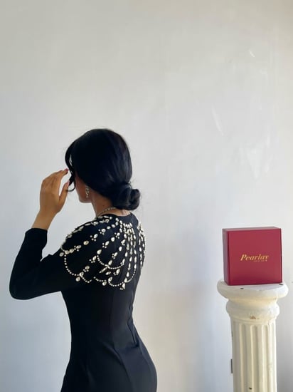 فستان أسود باكمام طويله مرصعه بكريستال