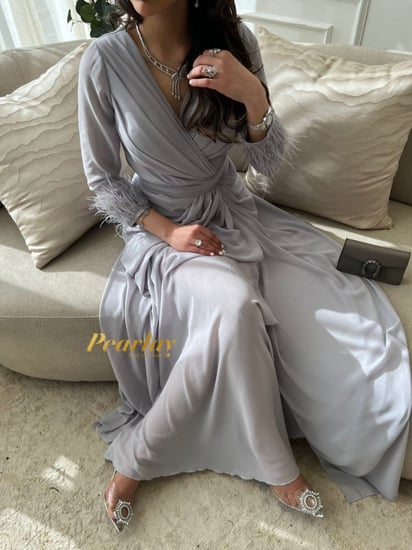 فستان رمادي بأكمام طويله ريش
