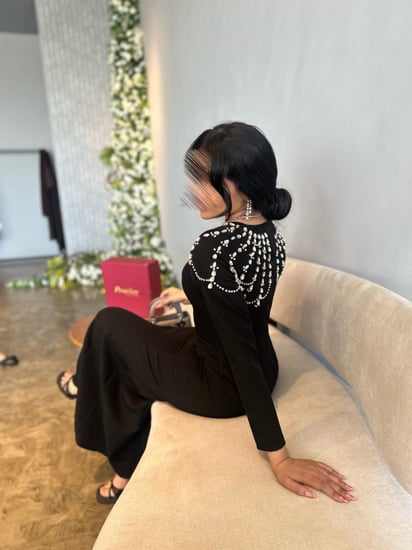 فستان أسود باكمام طويله مرصعه بكريستال