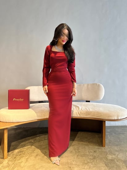 فستان بأكمام مزينه بكريستالات