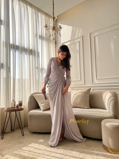 فستان رمادي بأكمام طويله ريش