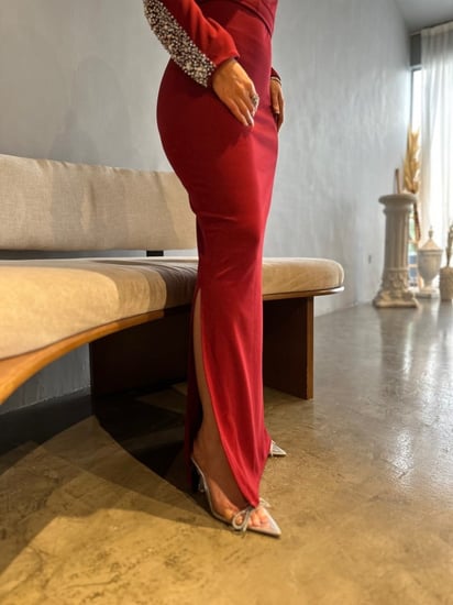 فستان بأكمام مزينه بكريستالات