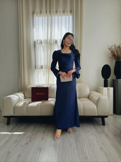 فستان كحلي بأكمام كريستال