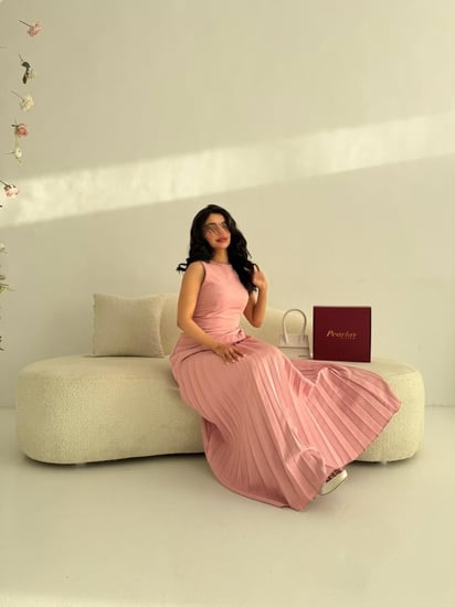 فستان وردي بكسرات جانبيه