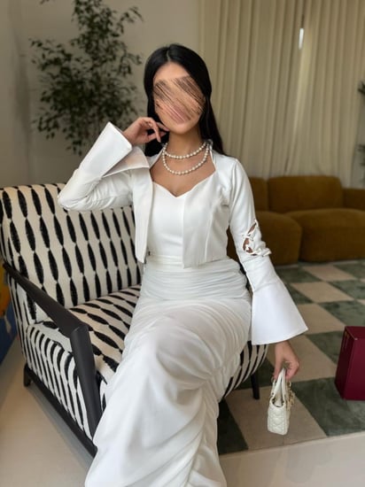 فستان ماكسي أبيض مع جاكيت منفصل