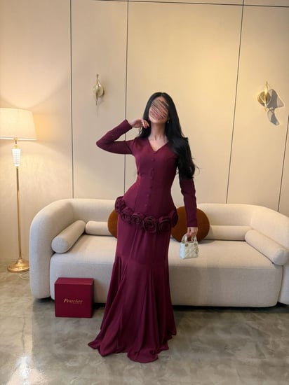 فستان طويل برغندي بورود بارزة