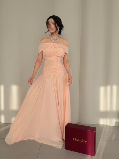 فستان اللؤلؤ الخوخي