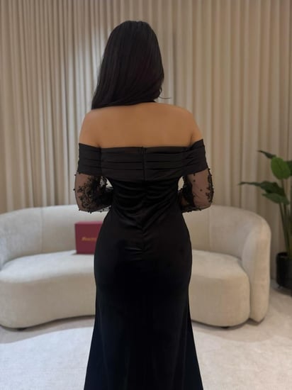 فستان سهره اسود مخمل وذيل ترتر مع اكمام منفصله