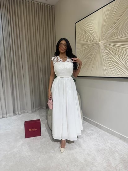 فستان الدانتيل اللؤلؤي