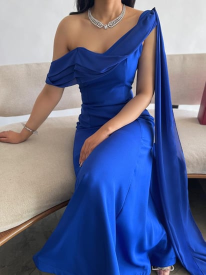 فستان سهرة ازرق بذيل من الكتف