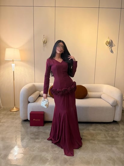 فستان طويل برغندي بورود بارزة