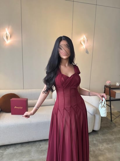 فستان بورغندي أنيق بقصة كورسيه وشيفون