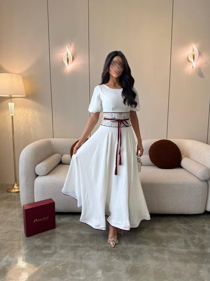 فستان أبيض بخصر مطرّز